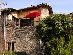 Bild: rustikales Ferienhaus aus Naturstein